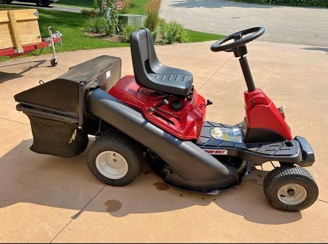 Troy-Bilt 30″ Riding Mower - Image 4