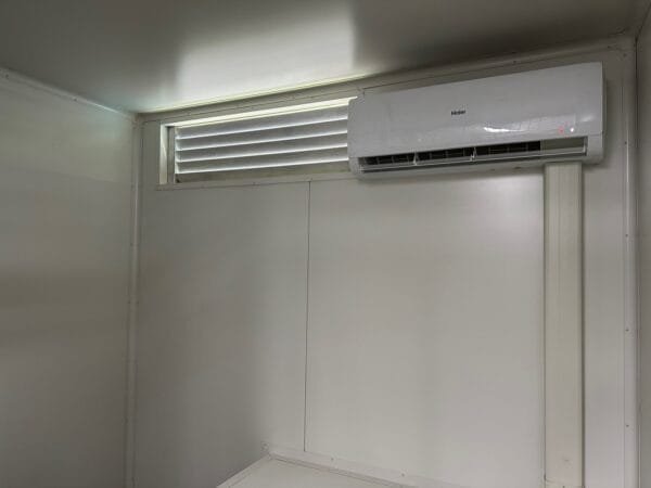 20Ft Custom-Designed Containers for Pet Transit with AC - Image 4
